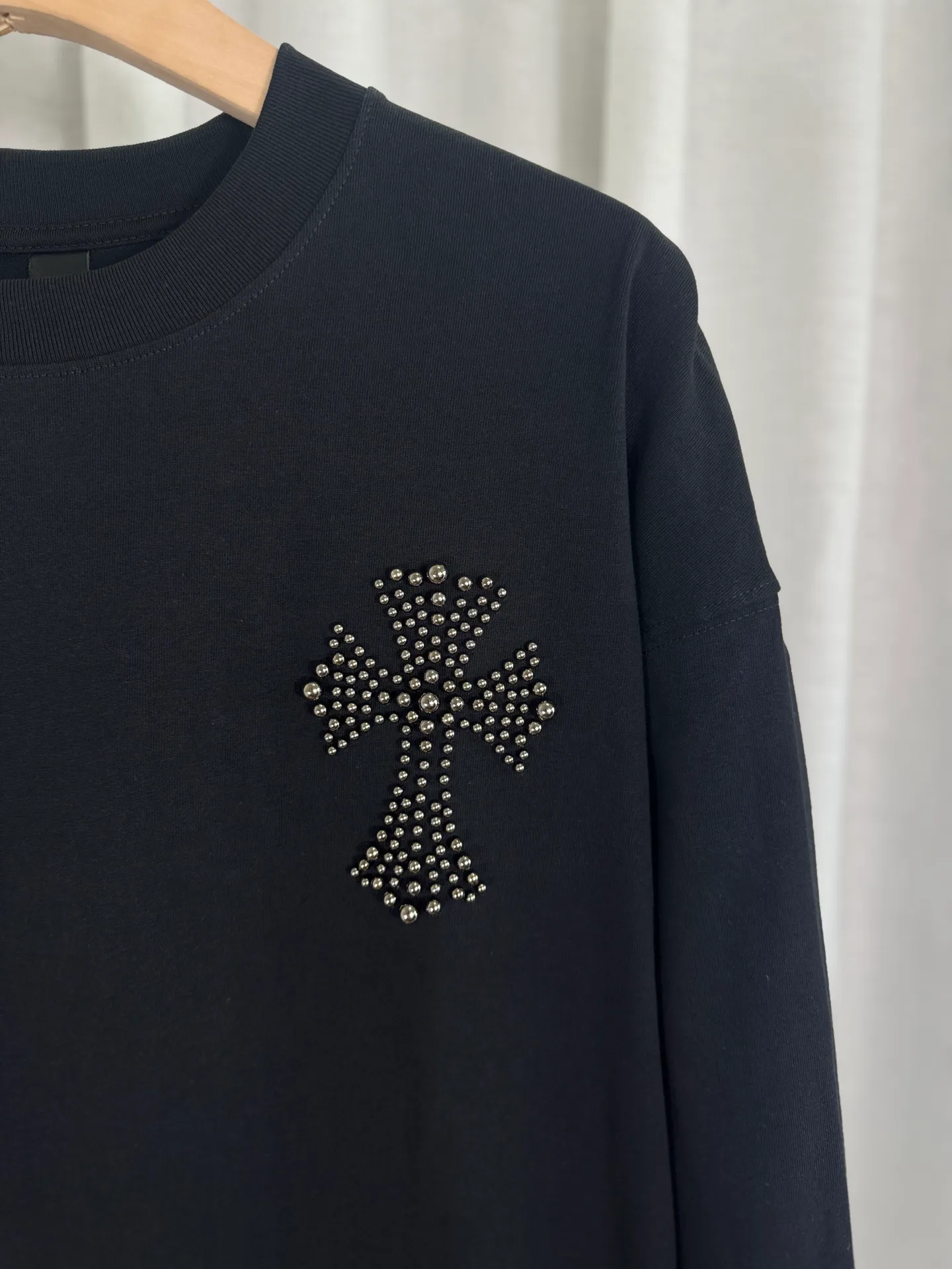 P250 top version, real shot without P, ​​different from market currency) 𝗖𝗵𝗿𝗼𝗺𝗲 𝗛𝗲𝗮𝗿𝘁𝘀/Cro Heart 2025 Autumn and Winter Horseshoe Cross Print Pearl Compass Couple Casual Long Sleeve 👑The highest version! Customized fabric 320g fabric! Horseshoe cross print pearl compass patch embroidery and exquisite embroidery of letters! The best-selling model in the counter, very comfortable to wear. Accessories: original molded and authenticated collar label➕100% silk wash label. Genuine purchase-grade original hangtag➕matching hanging rope➕3D hanging beads➕original packaging bag. Craftsmanship: The original version has consistent wiring! The highest version of the armhole matching technique! Color: Blue Black Size: S M L XL Style No.: 5171